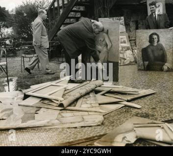 Le peintre belge Leonid Fridman détruit ses propres œuvres, 1964 Banque D'Images