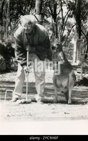 Artiste australien Clifton Pugh avec un kangourou, années 1980 Banque D'Images