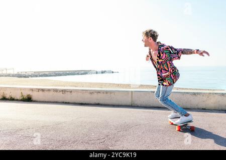 hipster masculin en skateboard d'équitation à la mode Banque D'Images