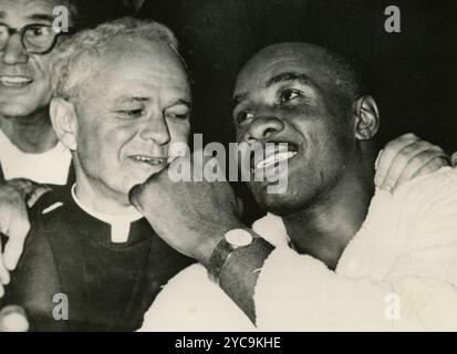 Boxeur professionnel américain Sonny Liston et révérend Ed Murphy, 1962 Banque D'Images