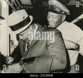 Boxeur professionnel américain Sonny Liston signant autographe, 1963 Banque D'Images