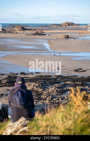 Poussettes et cueilleurs de coquillages sur la plage à marée basse un jour de marée printanière autour de l'archipel des Ebihens, à Saint-Jacut-de-la-mer (Bretagne, no Banque D'Images