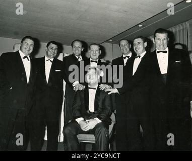 Les champions de boxe poids lourds professionnels britanniques entourent le boxeur italien Rocky Marciano, londonien des années 1960 Banque D'Images