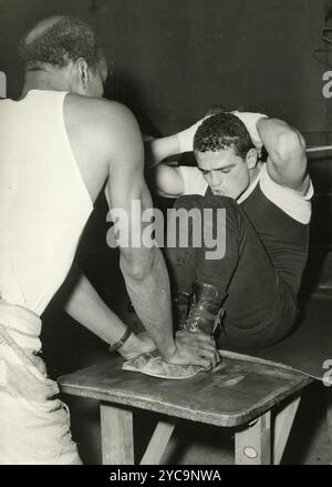 Formation du boxeur professionnel français Alphonse Halimi, 1960 Banque D'Images