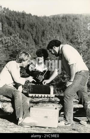 Techniciens installant des moniteurs sismiques électroniques, Kazakhstan 1986 Banque D'Images