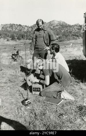 Techniciens installant des moniteurs sismiques électroniques, Kazakhstan 1986 Banque D'Images