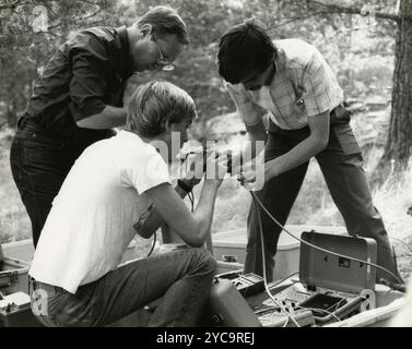 Techniciens installant des moniteurs sismiques électroniques, Kazakhstan 1986 Banque D'Images