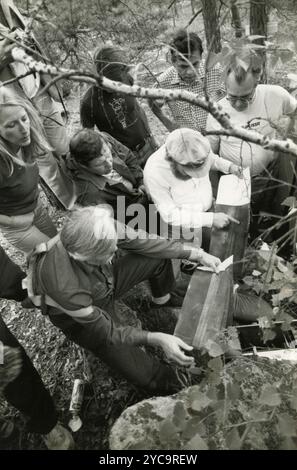 Techniciens installant des moniteurs sismiques électroniques, Kazakhstan 1986 Banque D'Images