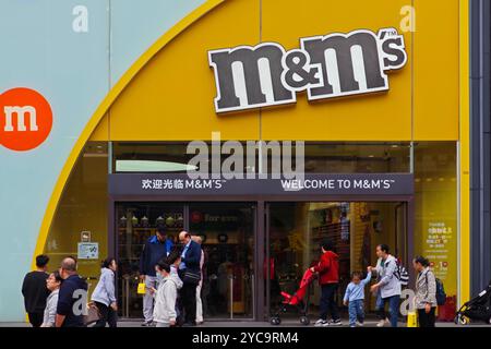 SHANGHAI, CHINE - 22 OCTOBRE 2024 - des piétons passent devant le magasin de chocolat M&M sur la rue piétonne Nanjing Road à Shanghai, Chine, octobre Banque D'Images