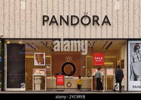 SHANGHAI, CHINE - 22 OCTOBRE 2024 - des piétons passent devant le magasin phare de bijoux Pandora sur la rue piétonne Nanjing Road à Shanghai, en Chine Banque D'Images