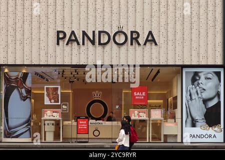 SHANGHAI, CHINE - 22 OCTOBRE 2024 - des piétons passent devant le magasin phare de bijoux Pandora sur la rue piétonne Nanjing Road à Shanghai, en Chine Banque D'Images