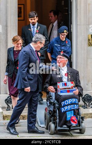 Londres, Royaume-Uni. 22 octobre 2024. Le premier ministre, Sir Keir Starmer, rencontre des collecteurs de fonds pour la Royal British Legion et achète un coquelicot devant la porte numéro 10. Ceci lance l'appel du coquelicot de 2024. Crédit : Guy Bell/Alamy Live News Banque D'Images