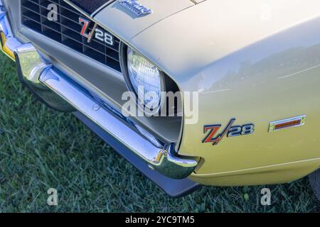 chevrolet camaro z28 classique garée sur l'herbe montrant la calandre et les détails des phares Banque D'Images