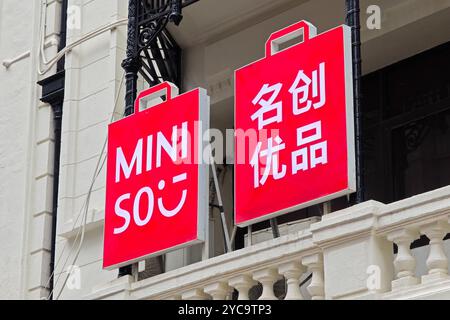 SHANGHAI, CHINE - 22 OCTOBRE 2024 - Un magasin Miniso sur la rue piétonne Nanjing Road à Shanghai, Chine, 22 octobre 2024. Banque D'Images