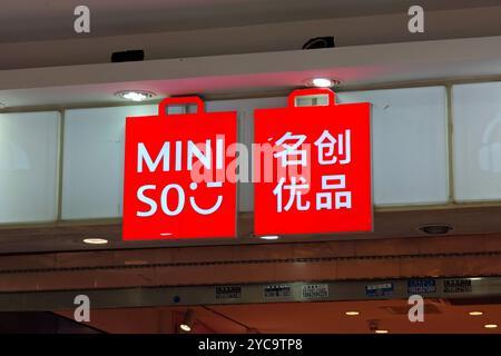 SHANGHAI, CHINE - 22 OCTOBRE 2024 - Un magasin Miniso sur la rue piétonne Nanjing Road à Shanghai, Chine, 22 octobre 2024. Banque D'Images