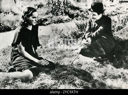 L'acteur britannique Charlie Chaplin et l'actrice Paulette Goddard dans le film Modern Times, 1936 Banque D'Images