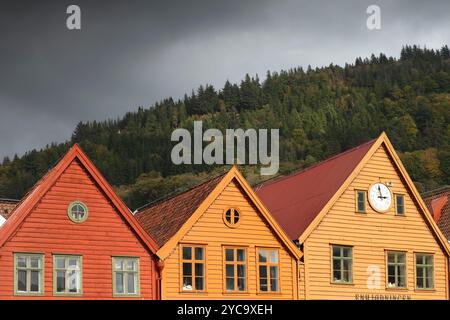 Bâtiments traditionnels en bois au quai hanséatique, Bryggen, Bergen, Norvège. Banque D'Images