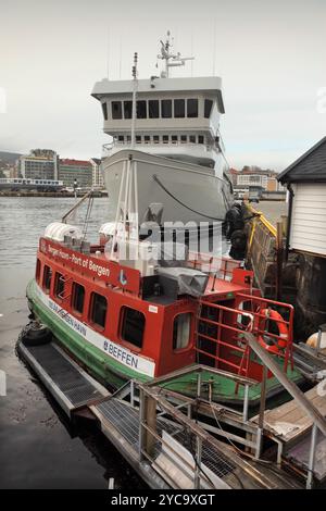 Le ferry électrique Beffen qui traverse le port de Bergen, en Norvège. Banque D'Images