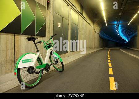 Bergen vélo de ville dans le tunnel cyclable de Fyllingsdalen de 3 km de long, Bergen, Norvège, le plus long tunnel cycliste / piéton construit à cet effet au monde. Banque D'Images