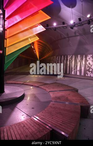 À mi-chemin dans le tunnel cyclable de Fyllingsdalen de 3 km de long, Bergen, Norvège, le plus long tunnel cycliste / piéton construit à cet effet au monde. Banque D'Images