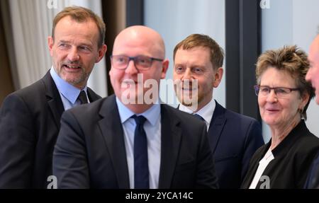 22 octobre 2024, Saxe, Dresde : Jörg Scheibe (de gauche à droite), coprésident du BSW en Saxe, Henning Homann, coprésident du SPD en Saxe, Michael Kretschmer (CDU), ministre-président de la Saxe, et Sabine Zimmermann, coprésidente du BSW Saxe, prennent la parole dans une salle de réunion avant le début des pourparlers exploratoires entre la CDU, le BSW et le SPD pour former un gouvernement de Saxe. L'alliance gouvernementale possible de CDU, BSW et SPD est appelée une mûre parce que le fruit peut être noir, violet ou rouge, selon la façon dont il est mûr. Ce sont les couleurs des trois parties impliquées. Phot Banque D'Images