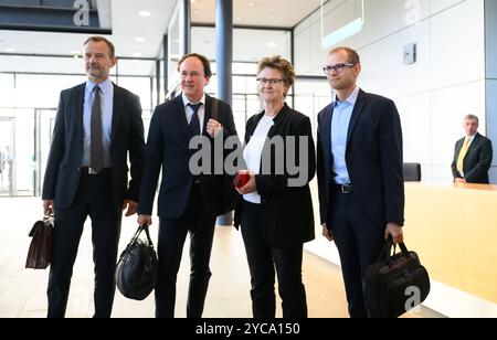 22 octobre 2024, Saxe, Dresde : Jörg Scheibe (de gauche à droite), co-président de la BSW en Saxe, Marcel Machill (BSW), Sabine Zimmermann, co-président de la BSW Saxe, et Ronny Kupke, vice-président de la BSW Saxe, siègent au parlement de l'État avant le début des pourparlers exploratoires entre la CDU, la BSW et le SPD sur la formation d'un gouvernement de l'État en Saxe. L'alliance gouvernementale possible de CDU, BSW et SPD est appelée une mûre car le fruit peut être noir, violet ou rouge selon sa maturité. Ce sont les couleurs des trois parties impliquées. Photo : Robert Michael/dp Banque D'Images