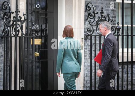 Londres, Royaume-Uni. 22 octobre 2024. Rachel Reeves, chancelière de l'Échiquier, député Leeds West et Pudsey se promènent dans Downing Street pour acheter un coquelicot, puis assister à la réunion hebdomadaire du cabinet, avant le budget d'automne du 30. Crédit : Imageplotter/Alamy Live News Banque D'Images