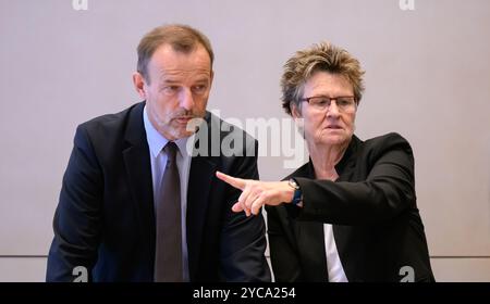 22 octobre 2024, Saxe, Dresde : Jörg Scheibe (à gauche), co-président du BSW en Saxe, et Sabine Zimmermann, co-présidente du BSW Saxe, se tiennent dans une salle de réunion avant le début des pourparlers exploratoires entre la CDU, le BSW et le SPD pour former un gouvernement d'État en Saxe au parlement de l'État. L'alliance gouvernementale possible de CDU, BSW et SPD est appelée une mûre parce que le fruit peut être noir, violet ou rouge, selon la façon dont il est mûr. Ce sont les couleurs des trois parties impliquées. Photo : Robert Michael/dpa Banque D'Images