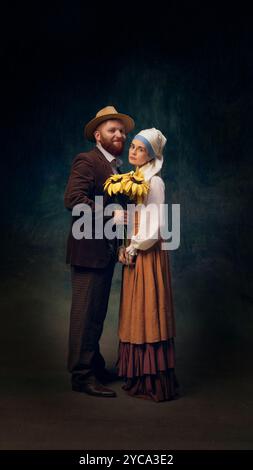 Portrait cinématographique d'un homme et d'une femme vêtus d'une tenue d'inspiration vintage, tenant un bouquet de tournesols. Banque D'Images