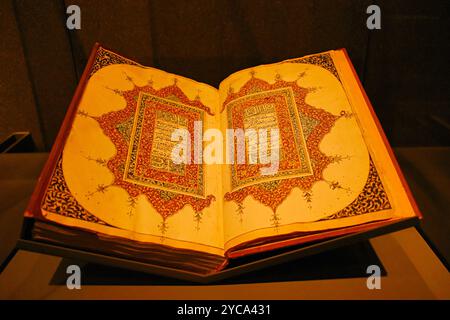 L'ancien Coran, un livre sacré de l'Islam, exposé au Musée d'Art islamique de Doha, Qatar. Banque D'Images