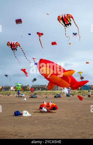 Cerfs-volants volés au St Anne's International Kite Festival qui s'est tenu sur la plage de St Anne's, Lancashire, Royaume-Uni en septembre 2024 Banque D'Images