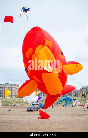Cerfs-volants volés au St Anne's International Kite Festival qui s'est tenu sur la plage de St Anne's, Lancashire, Royaume-Uni en septembre 2024 Banque D'Images