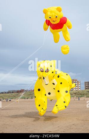 Cerfs-volants volés au St Anne's International Kite Festival qui s'est tenu sur la plage de St Anne's, Lancashire, Royaume-Uni en septembre 2024 Banque D'Images
