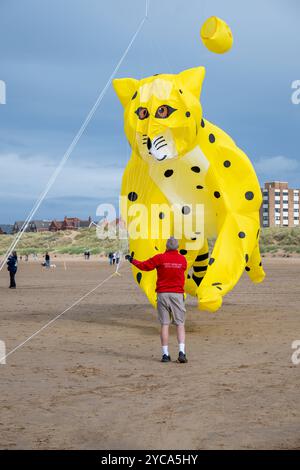 Cerfs-volants volés au St Anne's International Kite Festival qui s'est tenu sur la plage de St Anne's, Lancashire, Royaume-Uni en septembre 2024 Banque D'Images
