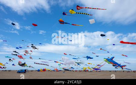 Cerfs-volants volés au St Anne's International Kite Festival qui s'est tenu sur la plage de St Anne's, Lancashire, Royaume-Uni en septembre 2024 Banque D'Images
