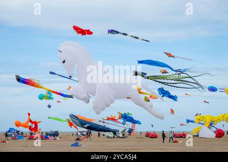 Cerfs-volants volés au St Anne's International Kite Festival qui s'est tenu sur la plage de St Anne's, Lancashire, Royaume-Uni en septembre 2024 Banque D'Images