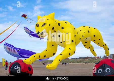Cerfs-volants volés au St Anne's International Kite Festival qui s'est tenu sur la plage de St Anne's, Lancashire, Royaume-Uni en septembre 2024 Banque D'Images