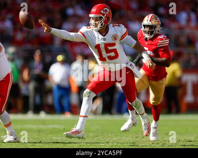 Santa Clara, États-Unis. 21 octobre 2024. Le quarterback Patrick Mahomes (15 ans) des Chiefs de Kansas City passe contre les 49ers de San Francisco dans le deuxième quart-temps au Levi's Stadium de Santa Clara, Californie, dimanche 20 octobre 2024. (Photo de Nhat V. Meyer/Bay Area News Group/TNS/SIPA USA) crédit : SIPA USA/Alamy Live News Banque D'Images