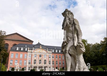 Trèves Allemagne 3 octobre 2024 le Palais électoral baroque rose / Palais de Kurfürstliches. Façade sud et jardins formels. Statue de Zeus Rokoko-Palais , palais Banque D'Images
