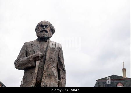 Trèves Allemagne 3 octobre 2024 Statue de Karl Marx Marx est né dans la ville en 1818. denkmal Banque D'Images