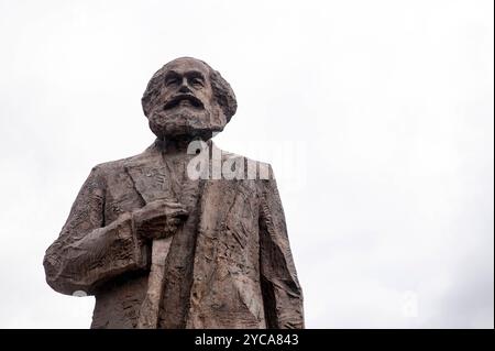 Trèves Allemagne 3 octobre 2024 Statue de Karl Marx Marx est né dans la ville en 1818. denkmal Banque D'Images