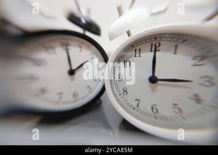 Ein Wecker zeigt drei Uhr, der andere zwei Uhr. Die Uhren werden auf Winterzeit umgestellt. In der Nacht, AM 27.10.2024 werden die Uhren von 03:00 Uhr auf 02,00 Uhr zurueckgestellt zurückgestellt. Symbolbild zum Thema, Winterzeit, Zeitumstellung, Uhrenumstellung AM 22.10.2024 in Siegen/Deutschland. *** Un réveil montre trois heures, les deux autres heures les horloges seront changées à l'heure d'hiver pendant la nuit, le 27 10 2024, les horloges seront décalées de 03 00 à 02 00 image symbolique sur le sujet, heure d'hiver, changement d'heure, changement d'horloge le 22 10 2024 à Siegen Allemagne Banque D'Images