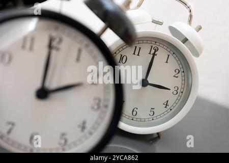 Ein Wecker zeigt drei Uhr, der andere zwei Uhr. Die Uhren werden auf Winterzeit umgestellt. In der Nacht, AM 27.10.2024 werden die Uhren von 03:00 Uhr auf 02,00 Uhr zurueckgestellt zurückgestellt. Symbolbild zum Thema, Winterzeit, Zeitumstellung, Uhrenumstellung AM 22.10.2024 in Siegen/Deutschland. *** Un réveil montre trois heures, les deux autres heures les horloges seront changées à l'heure d'hiver pendant la nuit, le 27 10 2024, les horloges seront décalées de 03 00 à 02 00 image symbolique sur le sujet, heure d'hiver, changement d'heure, changement d'horloge le 22 10 2024 à Siegen Allemagne Banque D'Images