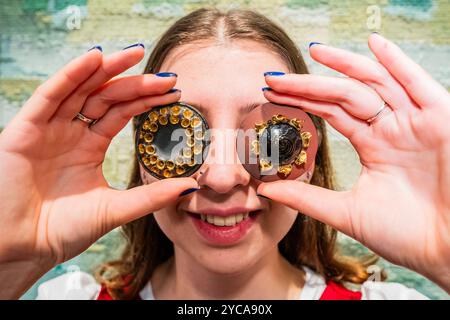 Londres, Royaume-Uni. 22 octobre 2024. Aperçu de la vente Design and Contemporary Ceramics chez Bonhams à Londres. La vente est en cours en ligne à partir du 14-23 octobre crédit : Guy Bell/Alamy Live News Banque D'Images