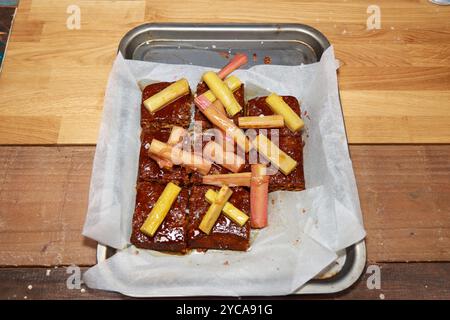 Un trey de parkin traditionnel avec de la rhubarbe Yorkshire sur un fond de table de cuisine en bois Banque D'Images