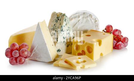 composition de différents fromages et raisins rouges isolés sur fond blanc. collection de nourriture délicieuse en gros plan Banque D'Images