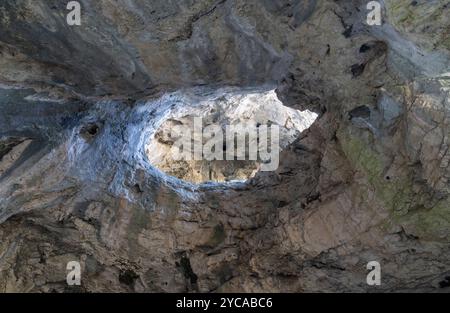 Une grotte en roumanie vue de bas en haut avec un long temps d'exposition Banque D'Images