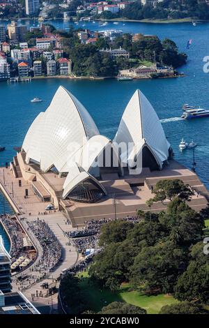 Sydney, Australie, mardi 22 octobre 2024- vues aériennes de l'Opéra de Sydney alors que les foules se rassemblent ci-dessous pour voir le roi Charles 111 et la reine Camilla, Sydney, Australie. Crédit : Paul Lovelace/Alamy Live News Banque D'Images