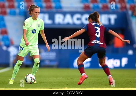 VALENCE, ESPAGNE - 20 OCTOBRE : Caroline Hansen du FC Barcelone concourt pour le ballon avec Estela Carbonell du Levante UD pendant le match entre Levan Banque D'Images