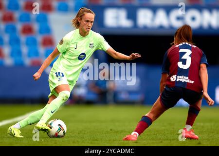 VALENCE, ESPAGNE - 20 OCTOBRE : Caroline Hansen du FC Barcelone concourt avec Estela Carbonell du Levante UD pour le ballon avec pendant le match entre les deux Banque D'Images